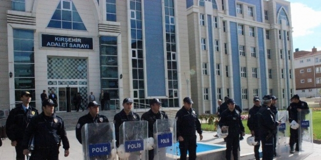 Chp Adliyeye Siyah Çelenk Bıraktı