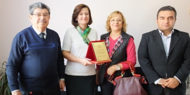 Burhaniye De Hayırsever Aileye Plaket