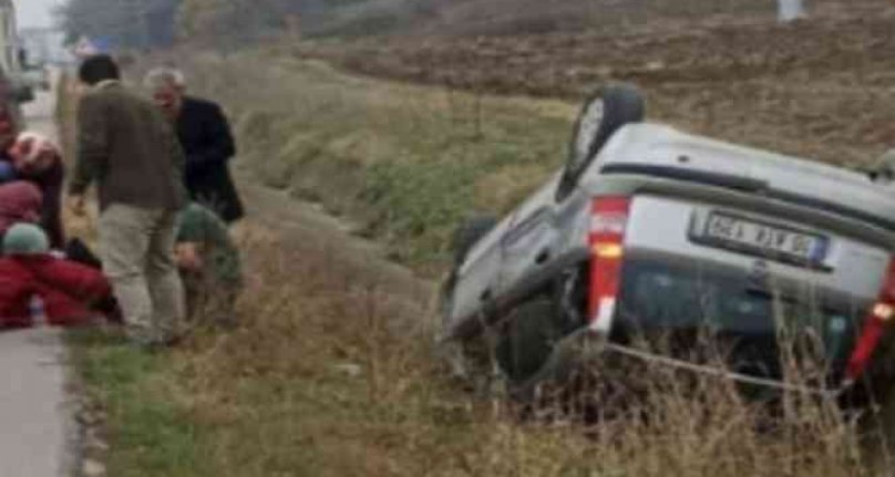 Bursa'da otomobil yağmur suyu kanalına devrildi!