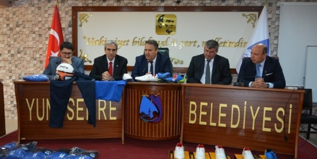 Yunusemre Belediyesi’nden Amatör Spor Kulüplerine Malzeme Yardımı