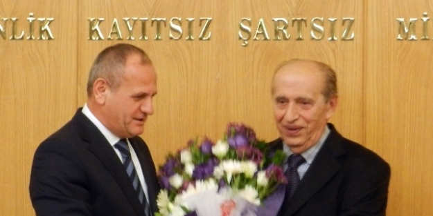 Başkan Keleş’ten, Şerifoğlu’na Plaket