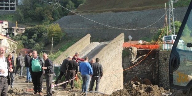 Sel Nedeniyle Yıkılan Tarihi Köprü Sularında Kesilmesine Neden Oldu