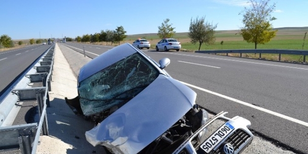 Kulu’da Otomobil Bariyerlere Çarpti: 1 Yaralı