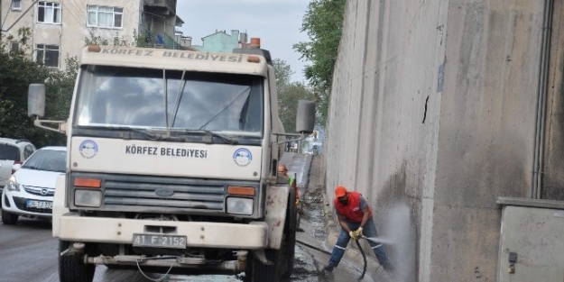 Körfez’de Cadde Temizlikleri Devam Ediyor