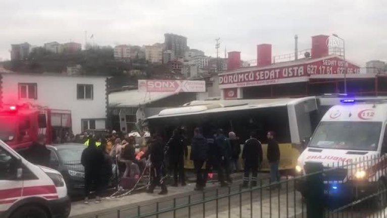 Tramvay ile İETT otobüsü çarpıştı! Yaralılar var