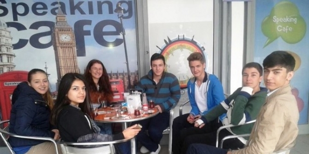 Öğrenciler, Speaking Cafe’de İngilizce Öğreniyor