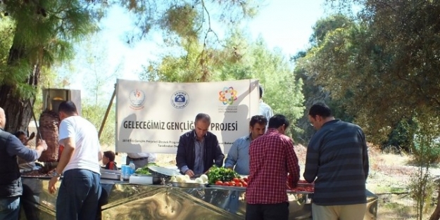 “geleceğimiz Gençliğimiz” Projesi Kapsamında Gençler Piknikte Buluştu