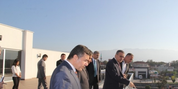 Vali Su, İl Halk Kütüphanesi İnşaatini İnceledi