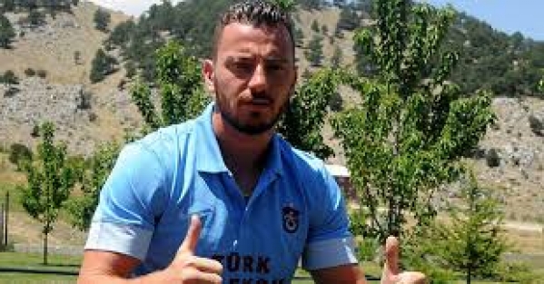 Yıldız futbolcudan doktora darp