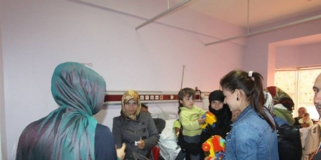 Gençlik Merkezi’nden Hastanedeki Yatan Çocuklara Oyuncak Dağıtımı