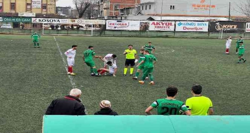 Bursa'da sakatlanan hakem elinde bandaj ile maç yönetti