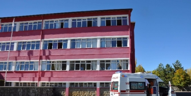 Dengesini Kaybeden Öğrenci 3. Kattan Düştü