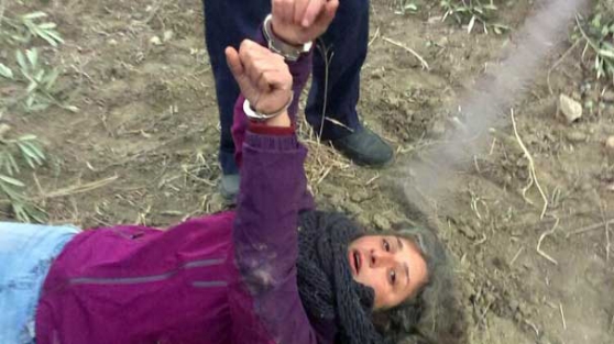 Öyle bir neden için kelepçelediler ki!