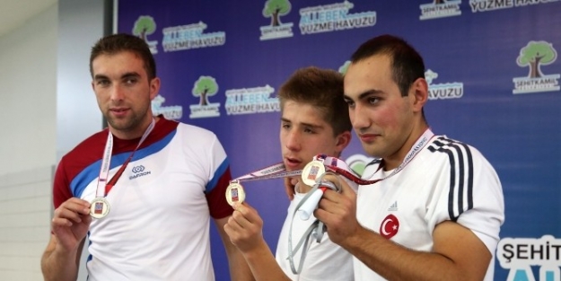 Görme Engelli Yüzücüler Alleben’de Kulaç Attı