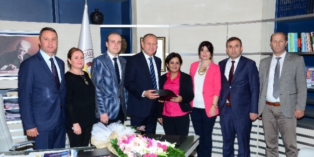 Başkan Keleş’e Sürpriz Kutlama