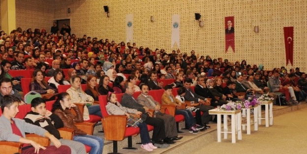 Benimle Delirir Misin? 7 Aralık Üniversitesi’nde Sahnelendi