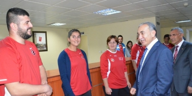 Vali Büyük Atmalar Milli Takımı Kampını Ziyaret Etti