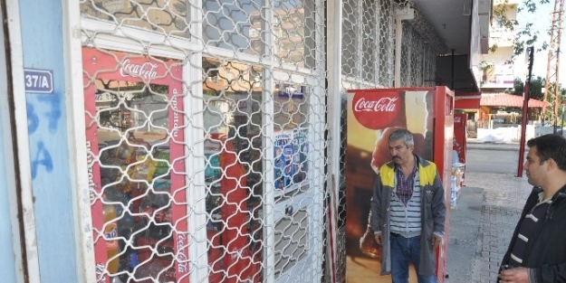 Bakkala Giren Hırsızlar Sigara Ve Bozuk Para Çaldi