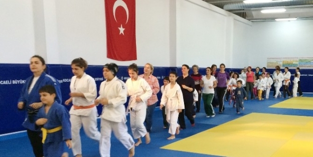 Çocuklariyla Birlikte İdman Yaptılar