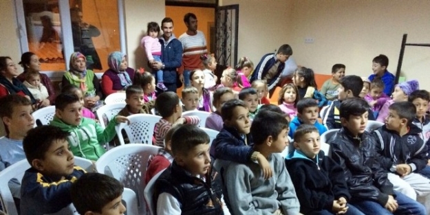 Köylü Çocuklarin Karagöz Keyfi