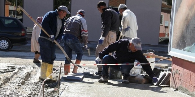 Trafik Yükü Yoğun Olan Olan Caddelere Öncelik Veriyoruz
