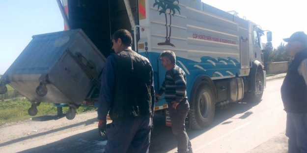 Çöp konteynırları dezenfekte ediyor!