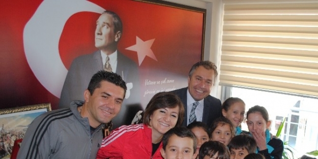 Selendili Şampiyon Badmintonculara Başkandan Tebrik