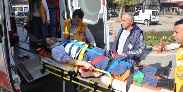 İşçi kamyon ve duvar arasına sıkıştı