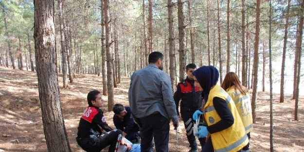 Bıçakla İntihar Teşebbüsünde Bulundu