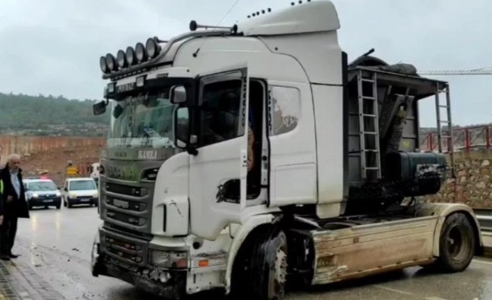 Bursa’da TIR sitenin otoparkına daldı