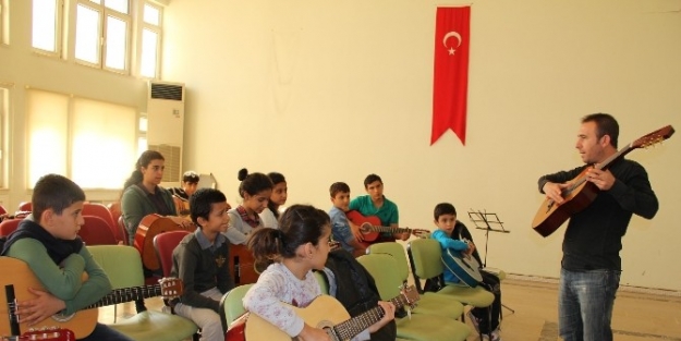 Büyükşehir Belediyesi’nden Enstrüman Kursları