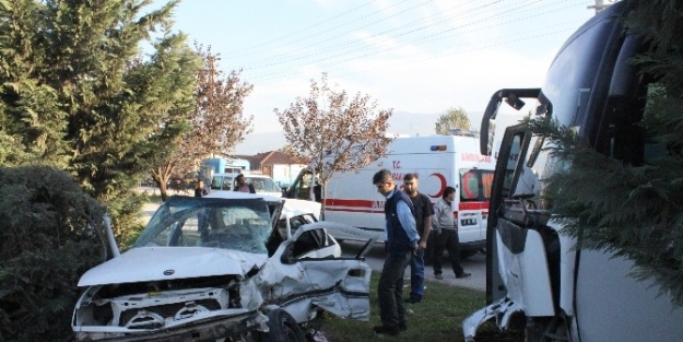 Servis Aracı Otomobile Çarpti: 3 Yaralı