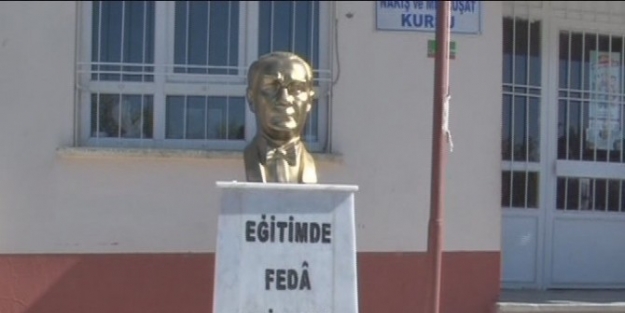 Okuduğu Okula Atatürk Büstü Yaptırdı