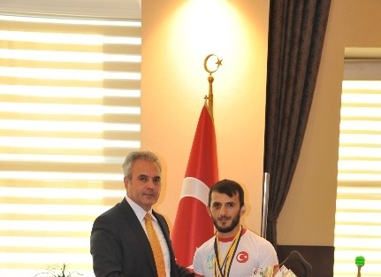 Dünya Şampiyonundan Rektör Uysal’a Ziyaret