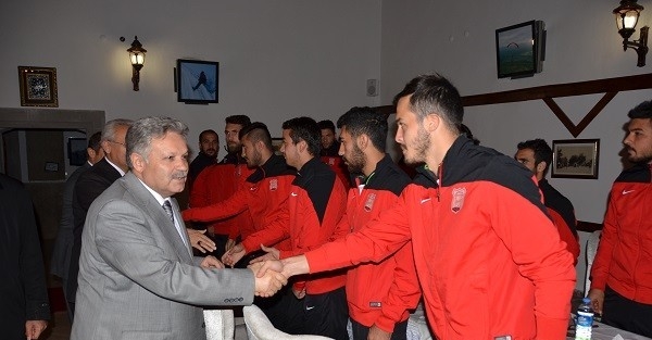 Erzincan Valisi Süleyman Kahraman Refahiye Sporun Sorunlarını Dinledi