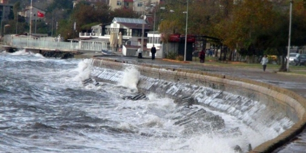 Tekirdağ’da Fırtına Hayatı Olumsuz Etkiledi