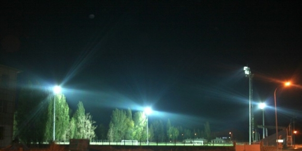 Pasinler Stadyumu Işiklandirildi