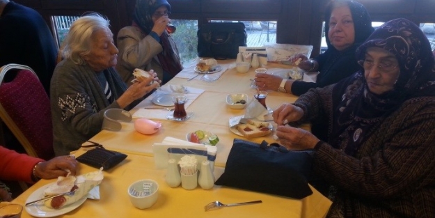 Huzurevi sakinleri Hünkar Köşkü'nde moral depoladı