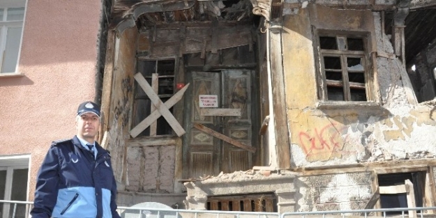 Balıkesir’de Metruk Evler Tehlike Saçıyor