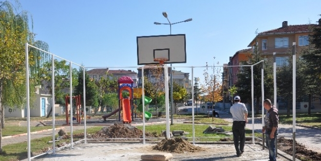 Körfez’de Park Bahçe Bakım Onarım Çalişmalari Sürüyor