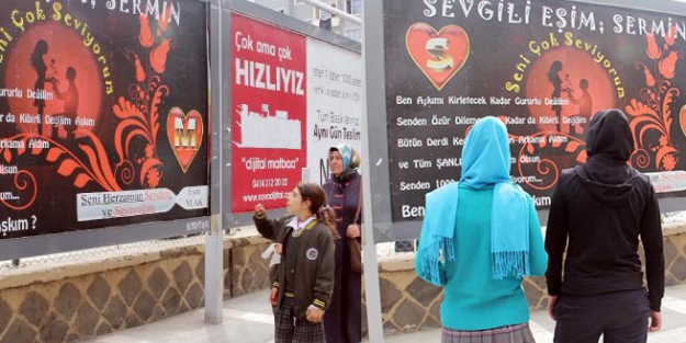 Eşinden billboardlarla özür diledi!