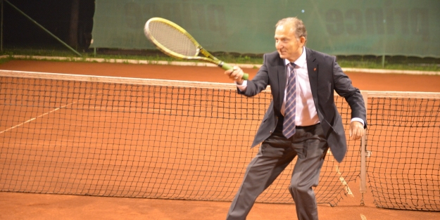 İş adamlarına tenis dersi