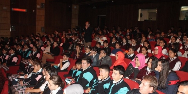 Iğdir’da Tiyatro Gösterimi