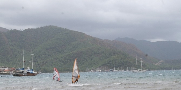 Marmaris’te Sahiller Sörfçülere Kaldı