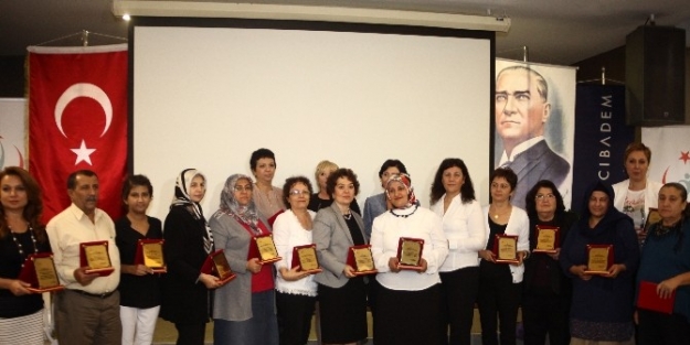 Erken Teşhis Sayesinde Meme Kanserini Yenen Kadınlara Plaket Verildi