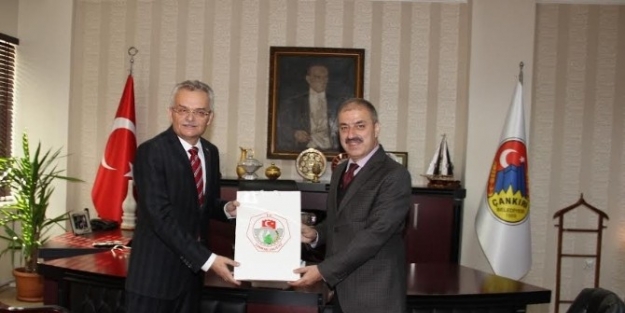 Vali Özcan Başkan Dinç’i Makamında Ziyaret Etti