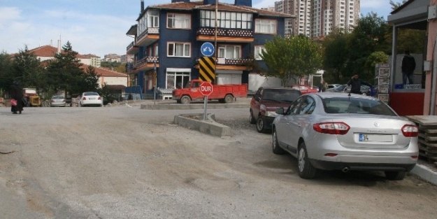 Yozgat’ta Gelişigüzel Park Edilen Araçlar Trafik Akışını Engelliyor