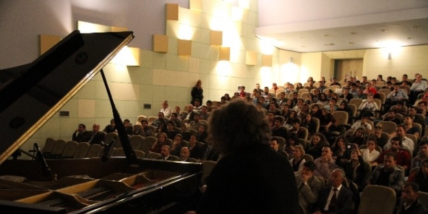 Harran Üniversitesi’nde Tuluyhan Uğurlu Konseri