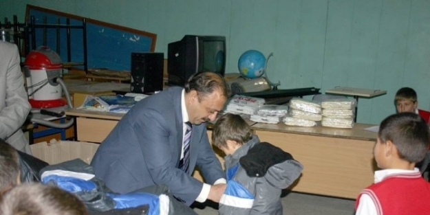 Oltulu İşadami Yetim Öğrencileri Sevindirdi