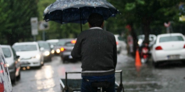 Sağanak Yağmur İzmir’de Hayatı Felç Etti